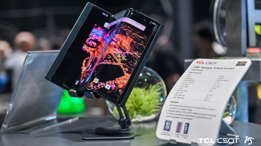 گوشی تاشو TCL با نمایشگر سه‌ تکه
